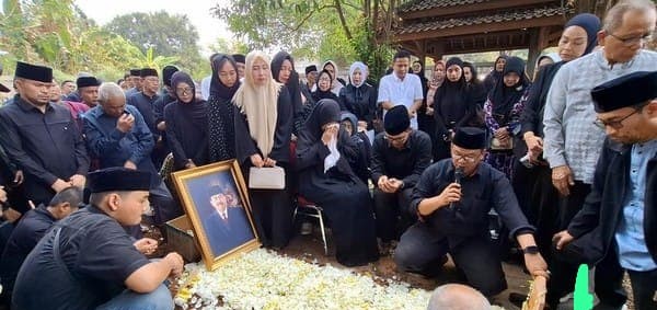 Jenasah Gubernur Jabar Periode 2003-2008 Danny Setiawan Dimakamkan di Ciwareng Purwakarta